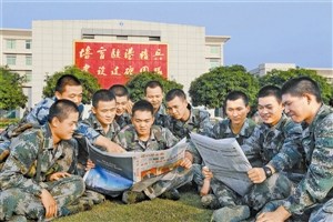 駐港部隊教導團官兵學習十八屆四中全會報道（圖）