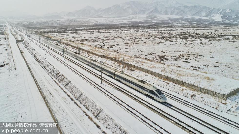 甘肃张掖：高铁驰骋雪域高原