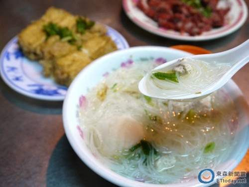 台灣老店的美味：酥嫩紅燒肉配清爽旗魚米粉