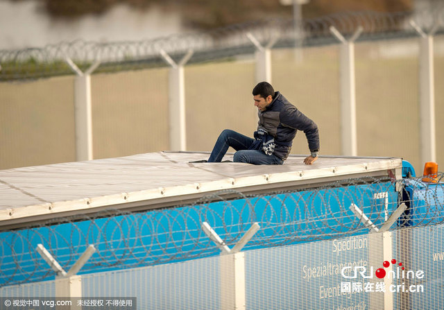 大批移民欲前往英国 爬车顶与警方"过招"