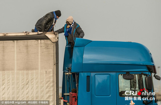 大批移民欲前往英国 爬车顶与警方"过招"