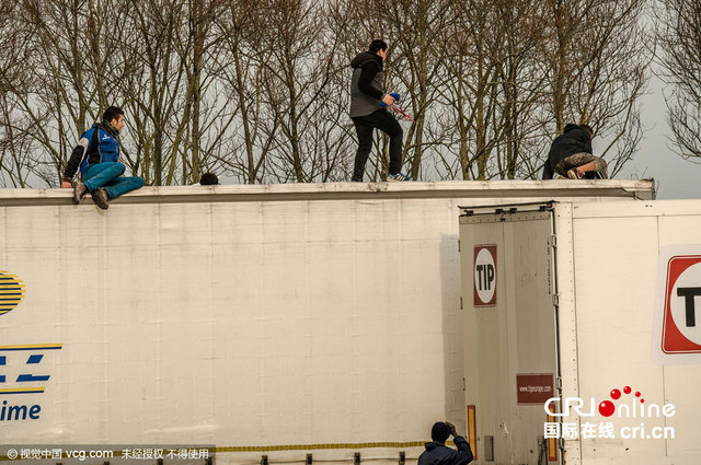 大批移民欲前往英国 爬车顶与警方"过招"