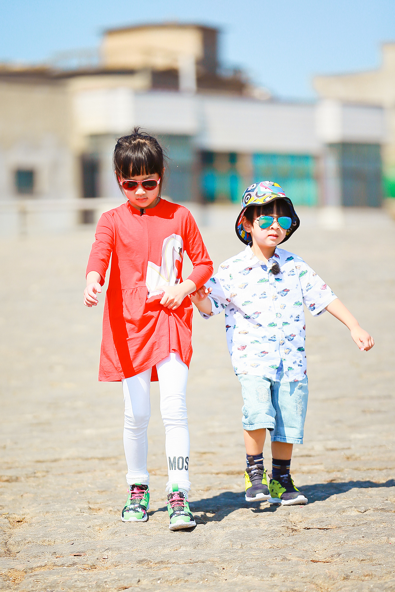 《爸爸去哪儿5》吴尊带两娃 neinei与max姐弟温馨