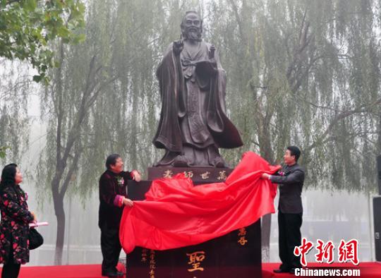 香港孔教學院院長向河北大學捐贈孔子銅像（圖）