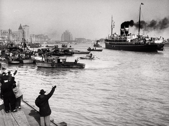 1949年初，上海黄浦江畔，在码头送行的市民。摄影/Jack Birns