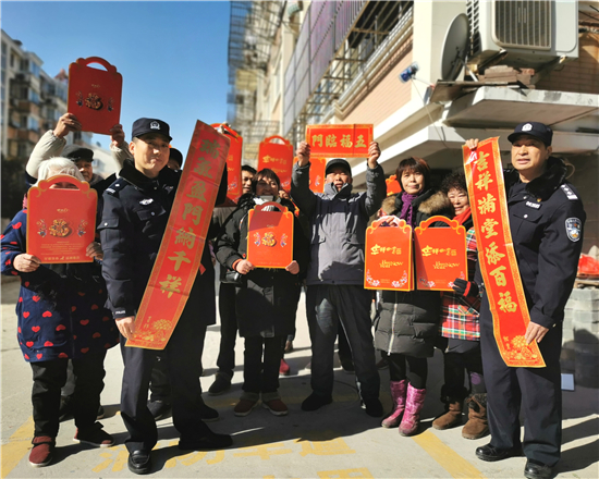 （B 區縣 三吳大地南通）南通市公安局開發區分局小海派出所開展春節送祝福慰問活動