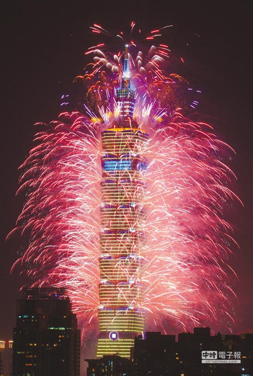 台北璀璨101烟火迎新年百万人同欢（图）