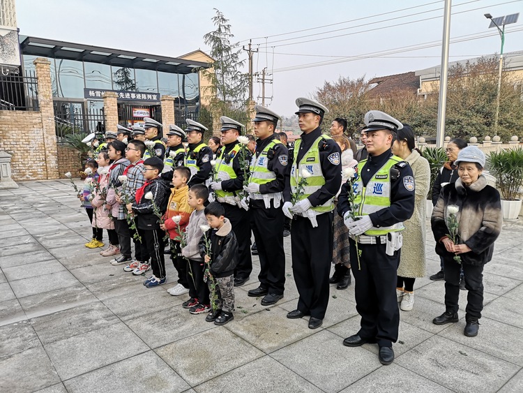 （有修改）【B】重慶渝北區交巡警及各界群眾紀念楊雪峰烈士犧牲三週年