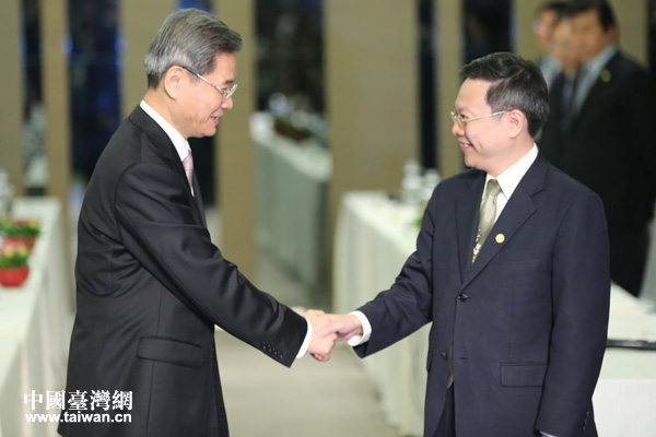 國臺辦主任張志軍與台灣方面陸委會主委王鬱琦25日舉行第二次正式會面，圖為二人見面熱情握手。
