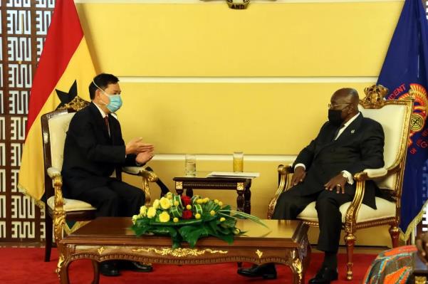 Jakadan Sin dake Ghana ya mika takardar nadin kasa ga shugaban kasar_fororder_2