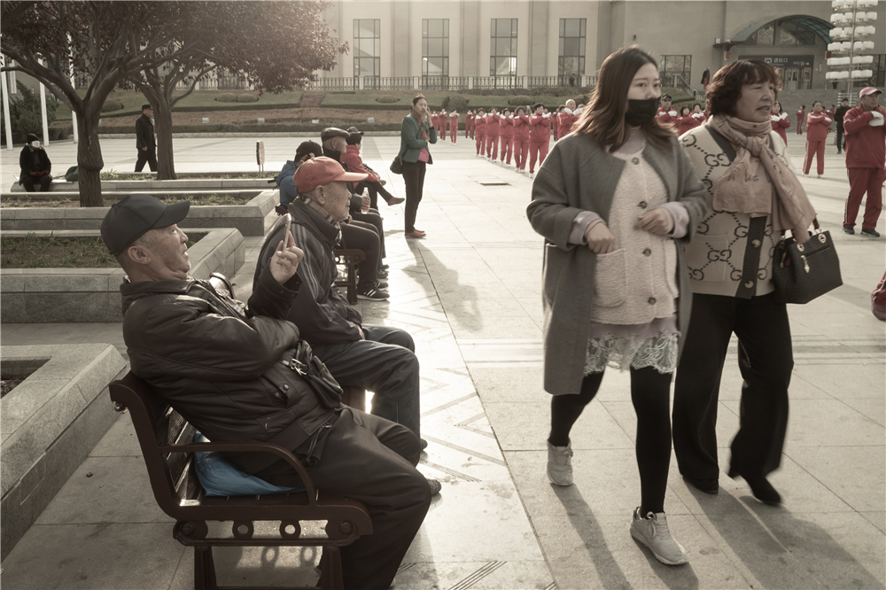 圖片默認標題_fororder_在廣場 魏翔Wei Xiang.   on the square-1. 2019 Dalian