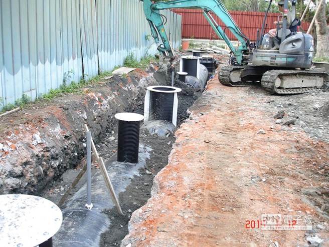 广慈公园内的“雨扑满”，可储存18吨雨水。(台媒翻摄自柯文哲脸书粉丝页)