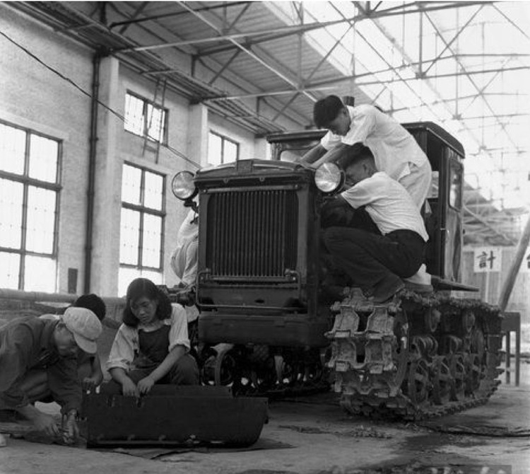 百年瞬间丨“东方红”拖拉机问世