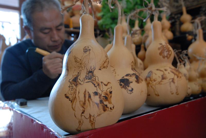 “非遗”迎新春！岛城民间艺人烙铁绘制“牛”葫芦