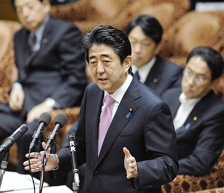 日本各党首次国会“交锋”争论是否解禁自卫权