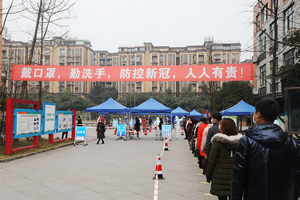 宜宾翠屏区开展应急演练 筑牢疫情防控安全网_fororder_排队等候核酸