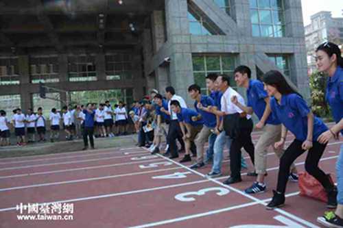 参观台南一中操场，两校师生立于起跑线，寓意《永远的微笑》台南再出发