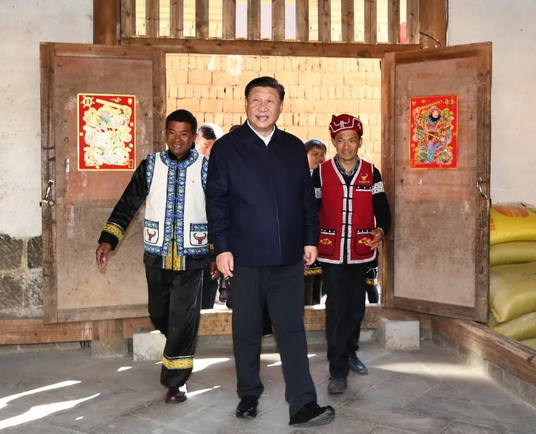 习近平在云南腾冲市清水乡三家村中寨司莫拉佤族村村民李发顺家察看