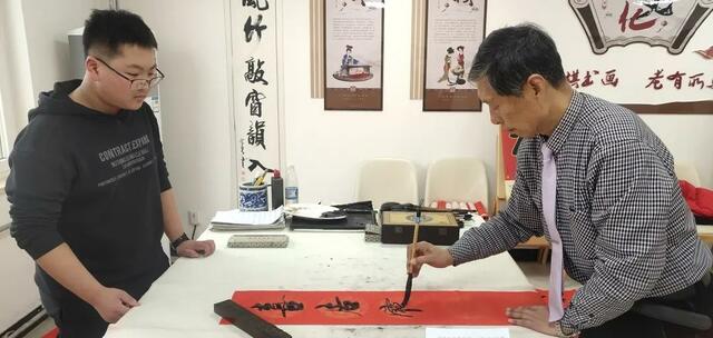 【山东扶贫 赵博稿件】威海经区泊于镇：党员先锋送温暖 妙笔生花迎新春