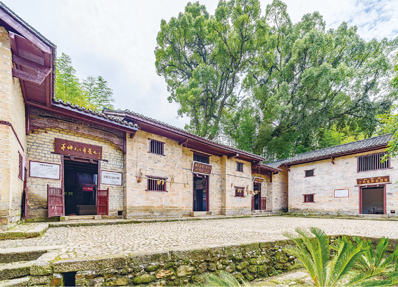 走上崎岖的山路,来到了井冈山,开始创建井冈山革命根据地