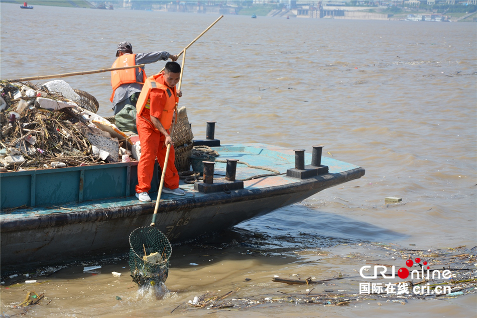 人工打捞江面垃圾漂浮物