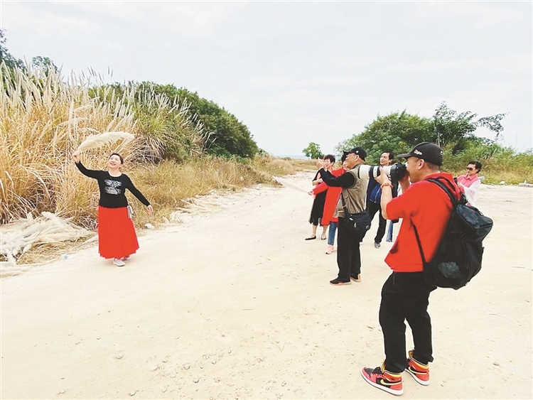 旅游摄影练瑜伽 直播充电泡温泉 “新老人”催生高品质银发市场