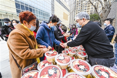現在の居住地に留まり年越しする出稼ぎ労働者に「成都の味」をプレゼント_fororder_FOREIGN202102041621000572636525193