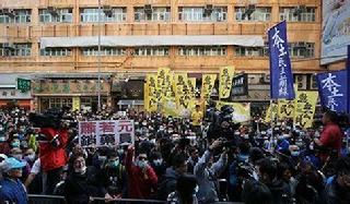 圖：激進(jìn)組織“熱血公民”及“本土民主前線”等團(tuán)體極力煽動(dòng)兩地矛盾，昨日召集數(shù)百人聲稱要“狙擊”屯門水貨客 圖片來源：大公網(wǎng)