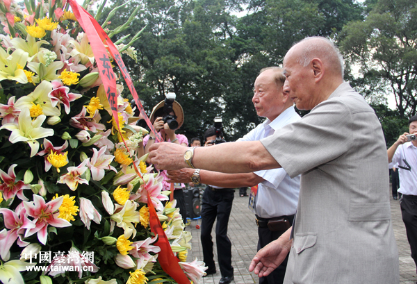 黃埔軍校同學(xué)會會長林上元（右）和臺灣退役上將、中華戰(zhàn)略學(xué)會理事長王文燮共同整理花籃挽聯(lián)。