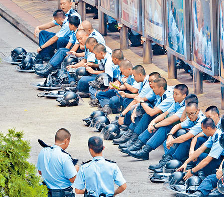 香港警長因占中加班200小時誘發(fā)心臟病命危