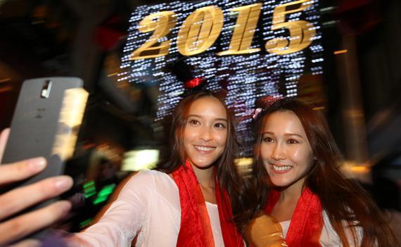 香港數(shù)十萬民眾維港兩岸倒數(shù)迎新年