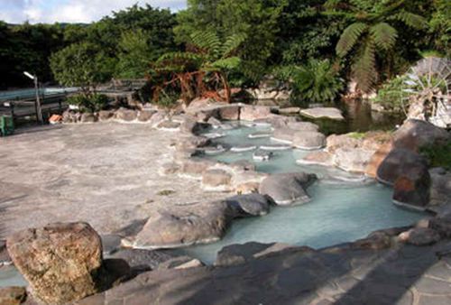 阳明山马槽温泉，还有免费的足汤供等待旅客暖身。