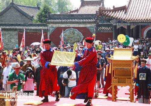 祭祖活動，祭拜時請上奠帛時的情景