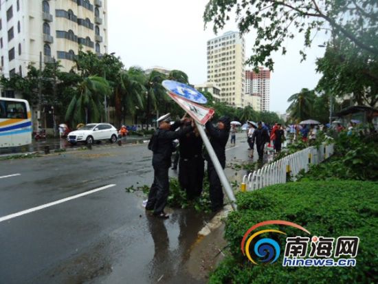 強(qiáng)臺(tái)風(fēng)期間海南交警接處警2.6萬(wàn)余次確保交通安全