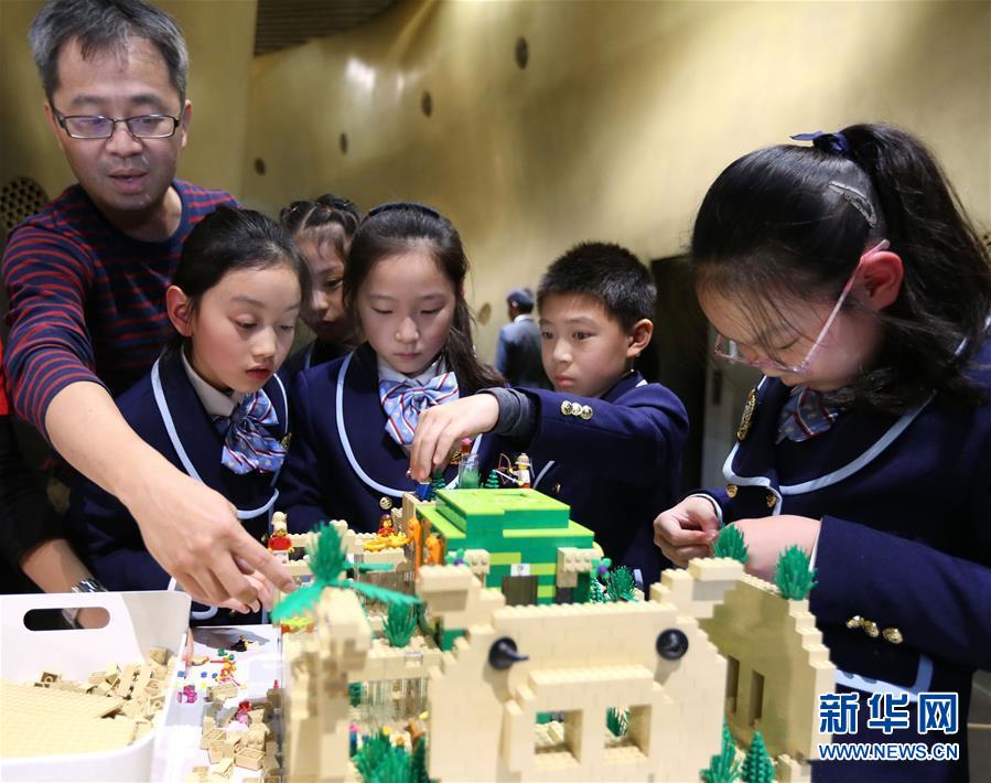 乐高“垂直城市”概念模型亮相上海中心大厦
