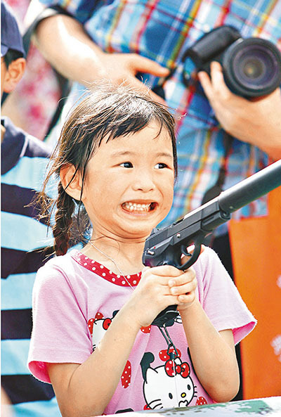 駐港部隊武器讓人開眼界前英兵返舊地樂見回歸