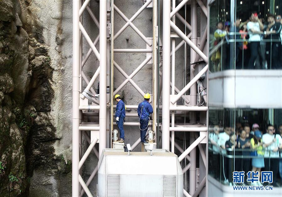 湖南张家界：安检景区高空设备 备战“五一”旅游高峰