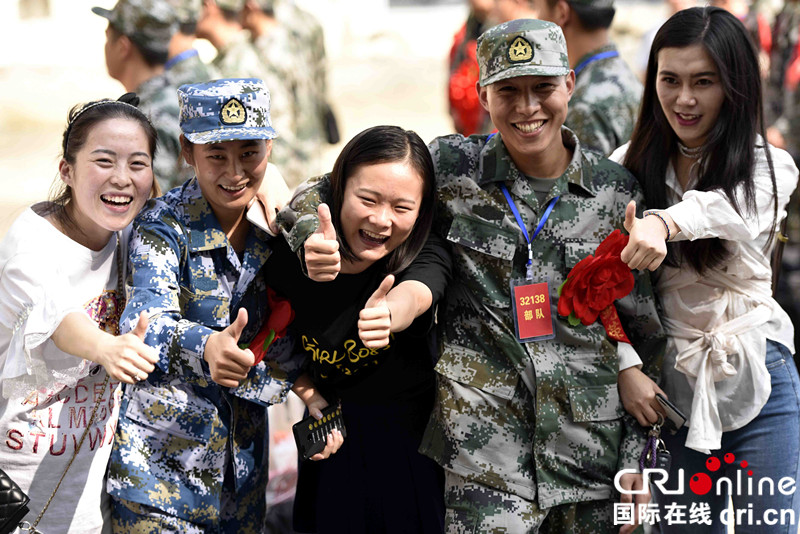 山东临沂郯城:大学生姐弟同圆“军旅梦” 山东临沂郯城:大学生姐弟同圆“军旅梦”_fororder_9月14日,在山东省临沂市郯城县人民武装部,穿上军装的大学生鲁城宁(左二)和弟弟鲁城硕(右二)与亲人们合影留念。_DSC3466_副本