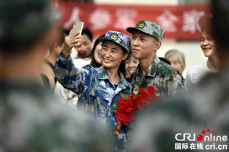 山东临沂郯城:大学生姐弟同圆“军旅梦” 山东临沂郯城:大学生姐弟同圆“军旅梦”_fororder_9月14日,在山东省临沂市郯城县人民武装部,穿上军装的大学生鲁城宁(左)和弟弟鲁城硕合影留念。_DSC3446_副本
