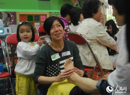 香港三代共度母親節“第一次為媽洗腳”流下幸福淚