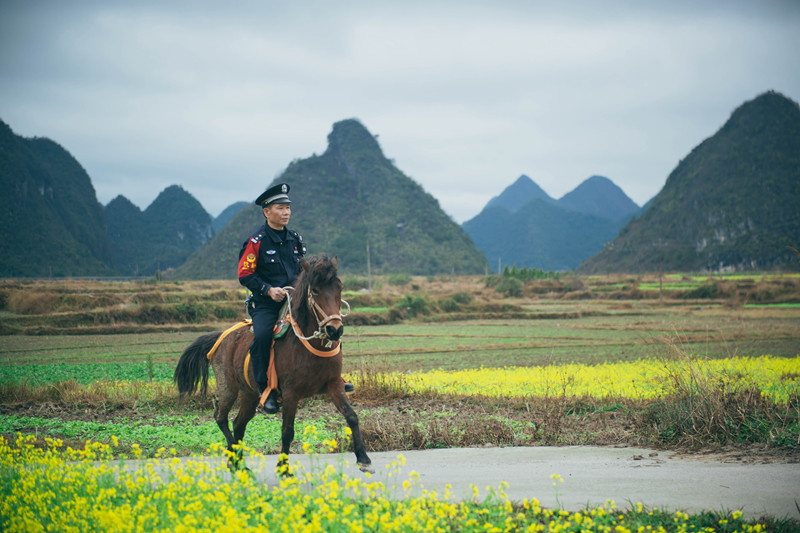 雲貴高原上騎馬巡邏的鐵路警察