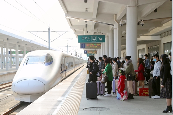 广西沿海铁路公司春节长假发送旅客9.9万人次