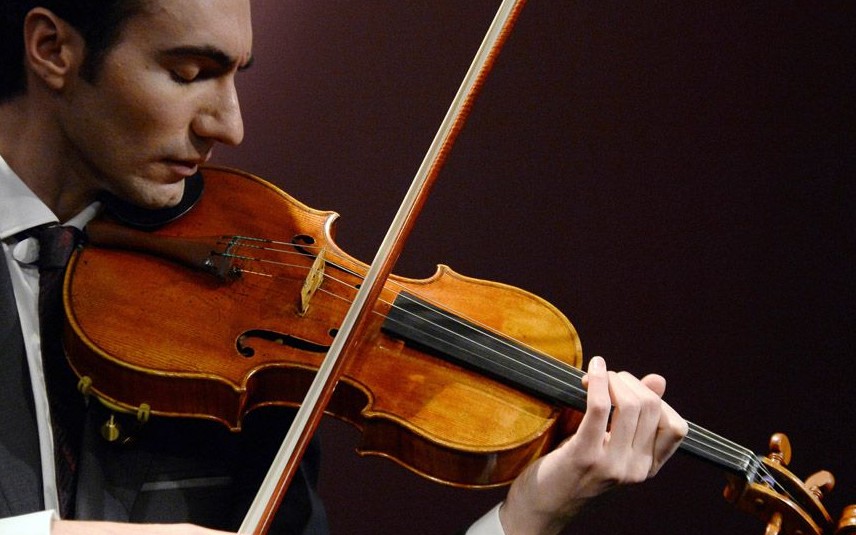 4月15日,在法国巴黎苏富比拍卖行,中提琴演奏家大卫·卡彭特演奏制琴