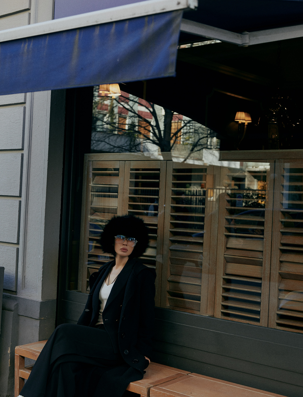 余男最新街拍释出 漫步米兰街头追寻时尚真谛