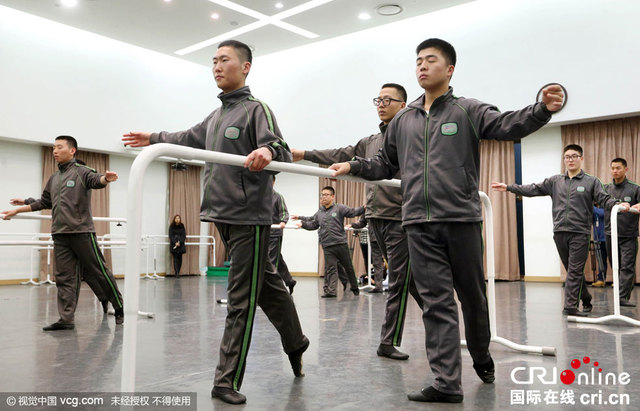 韩国家芭蕾舞团教士兵跳芭蕾 为士兵减压
