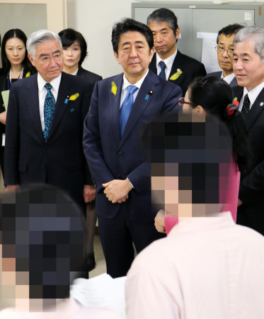 安倍首次視察日本女子監獄 與內部職員交流