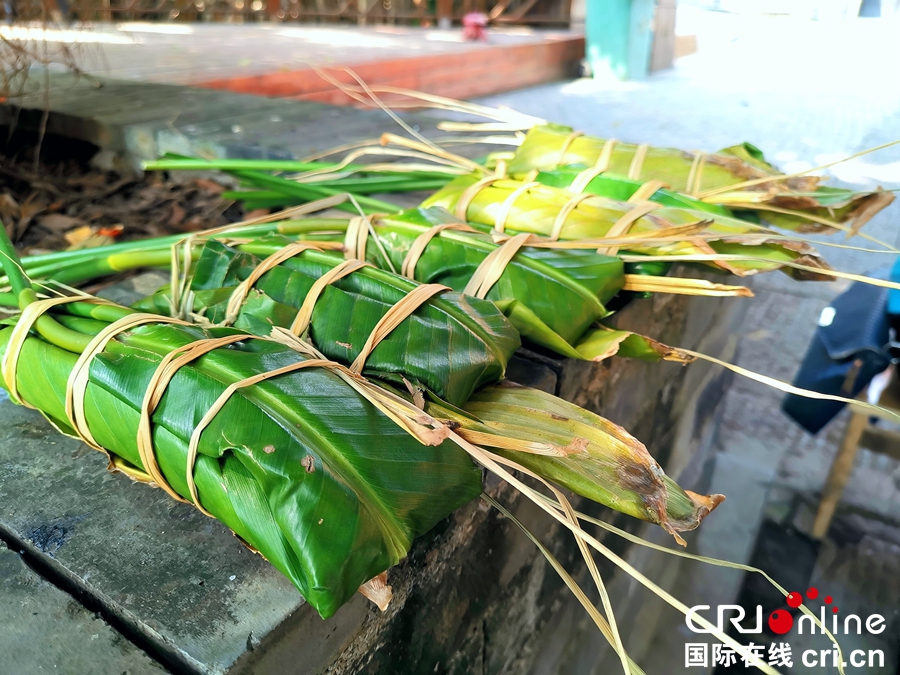 贵州贞丰：布依族准备春节美食忙