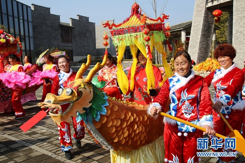 （新春走基層）“雲端”展演迎新年