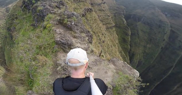 夏威夷男子600多米绝壁上行走 扛自拍杆记录全程