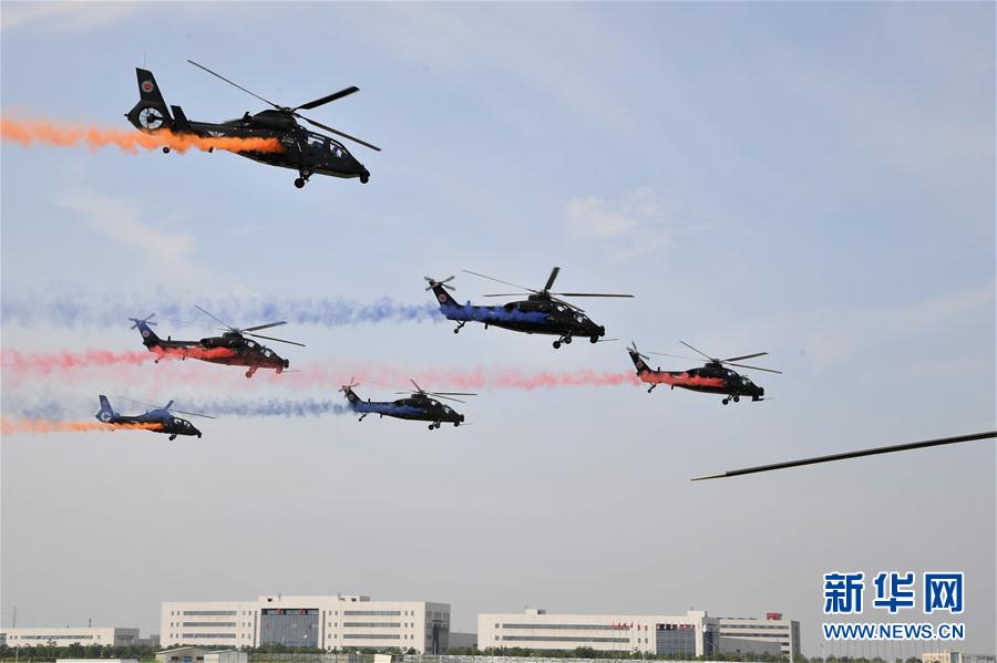 陸軍“風雷”飛行表演隊亮相第四屆天津直博會